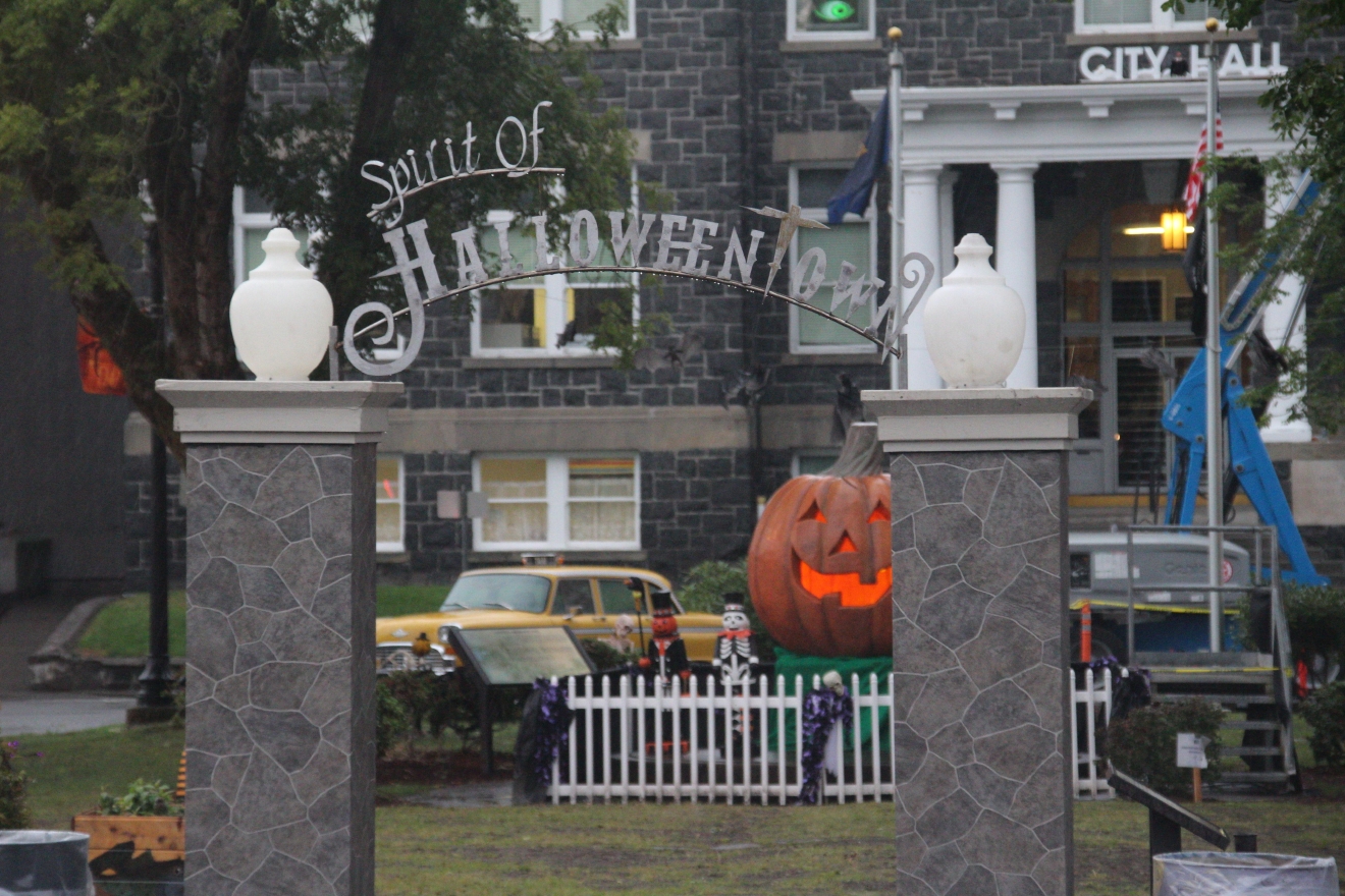 Experience the real 'Halloweentown' in St. Helens, Ore. KVAL