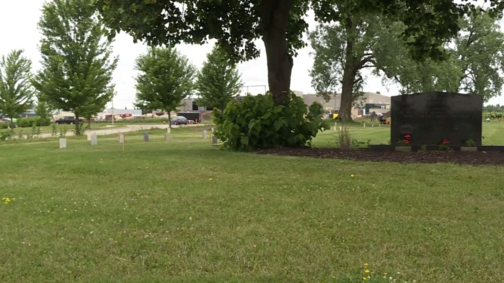 'Setting things right' Historical Society, volunteers bring stones to cemetary WMSN