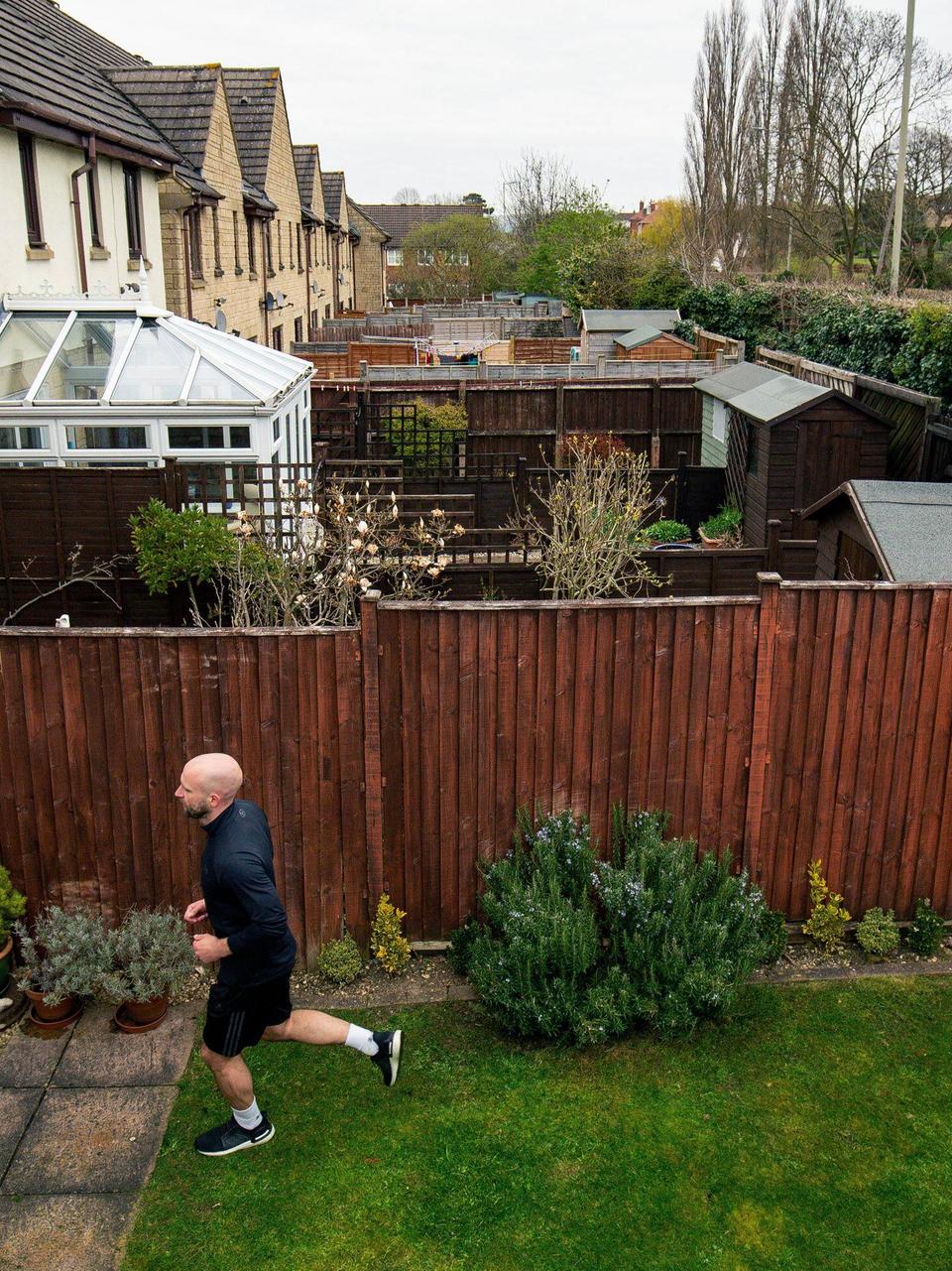 British Man Runs Marathon In Backyard During Lockdown Kokh