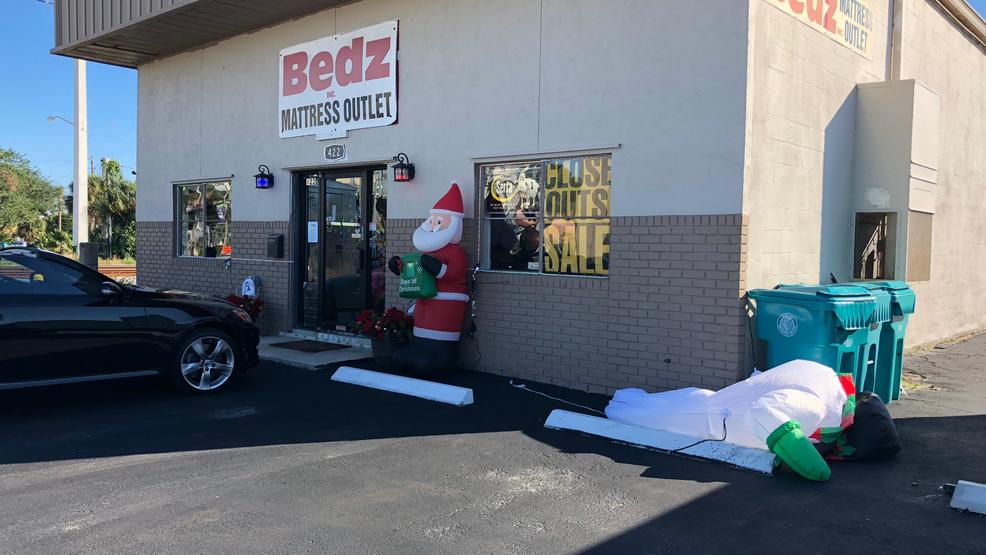 Grinch Steals Christmas Tree In Boynton Beach Grinch Steals Christmas Tree In Boynton Beach