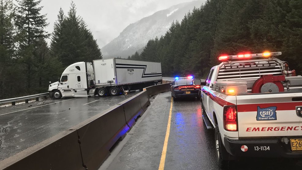 Crash blocks I84 westbound just east of Cascade Locks KATU