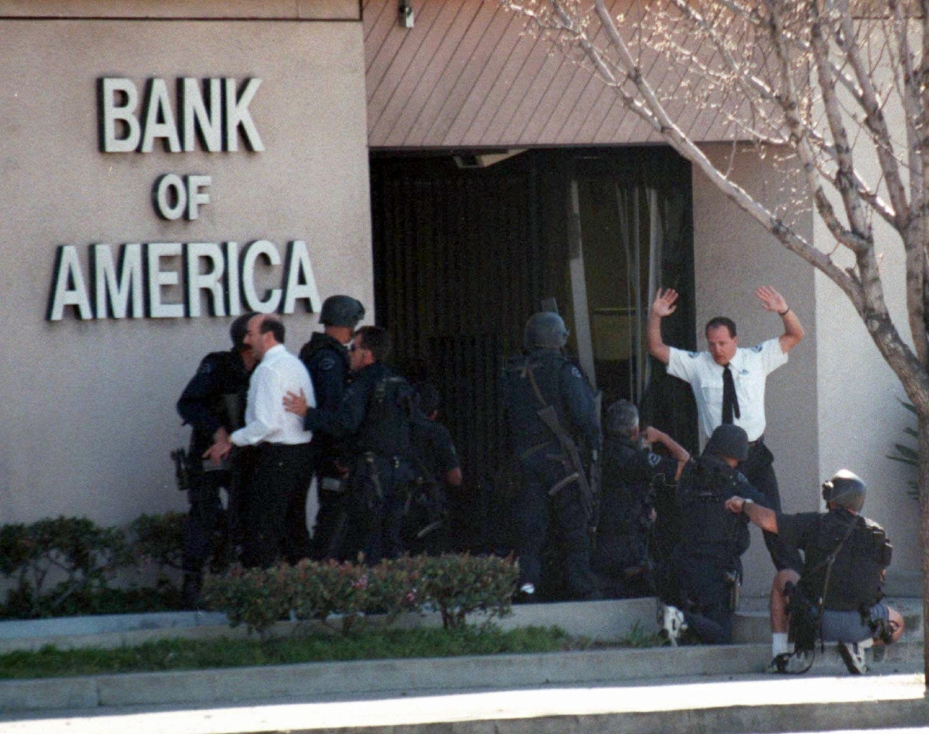 LAPD marks 20 years since infamous bank robbery, shootout KBAK