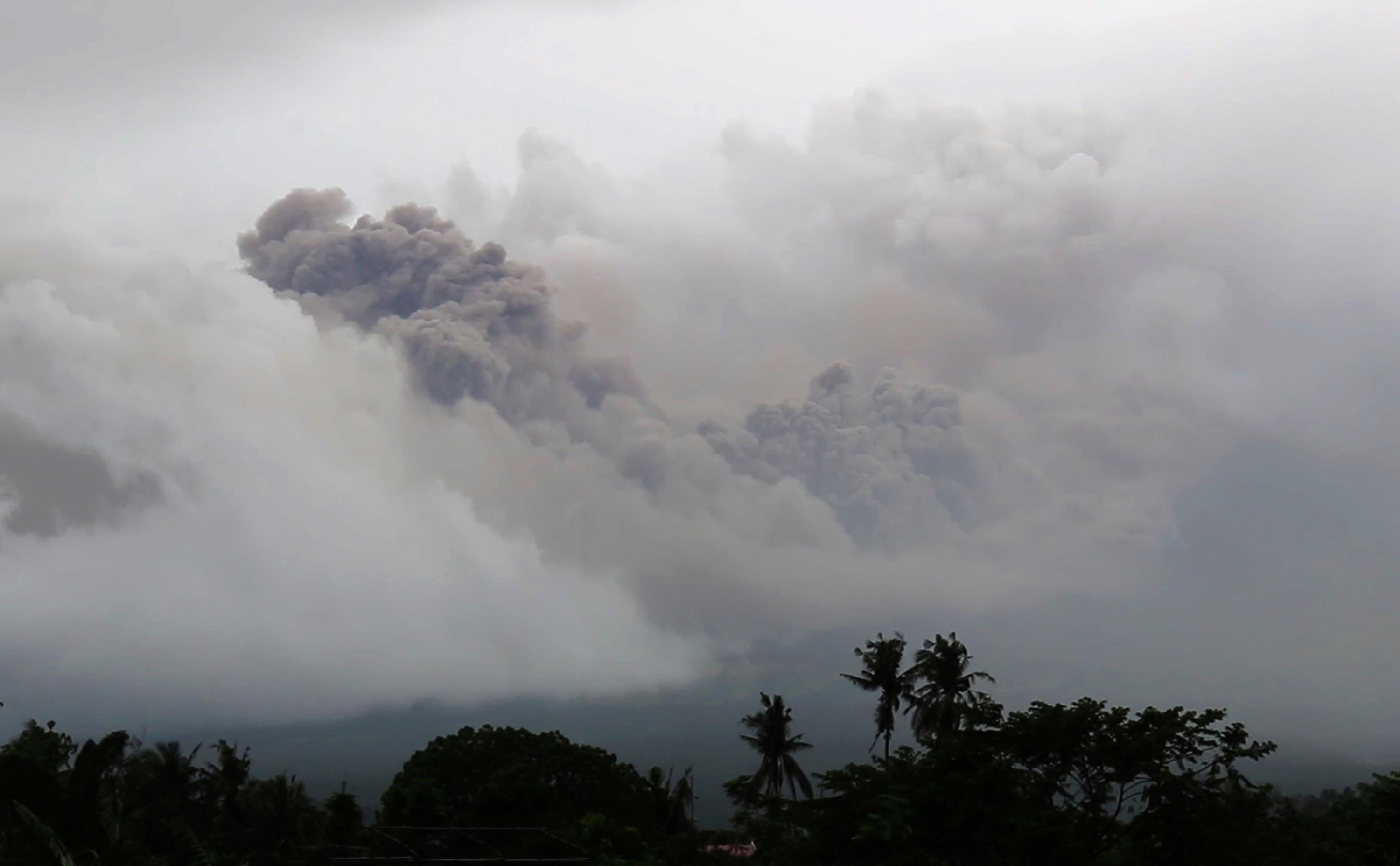 Lava Flowing From Philippine Volcano Thousands Evacuated Ktvo 7178