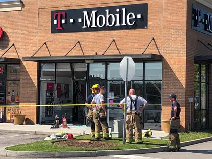 Car Crashes Into T Mobile Store Near Carolina Forest Wpde